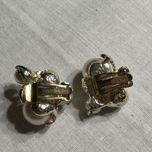 Vintage Signed Judy Lee Faux Pearl Gold tone Clip Earrings $10 Sale - Picture 3 of 5
